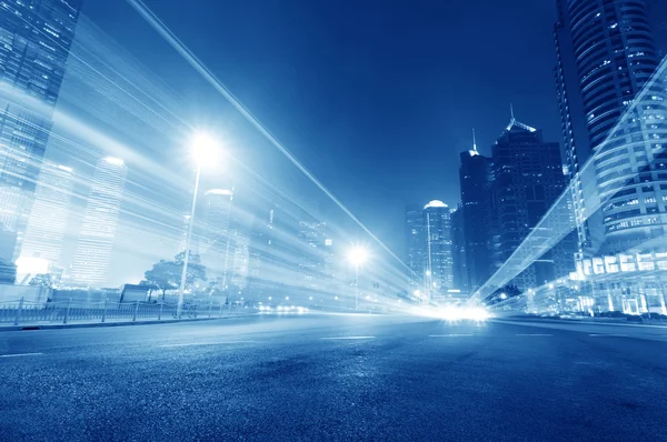 Carro em movimento com luz embaçada — Fotografia de Stock