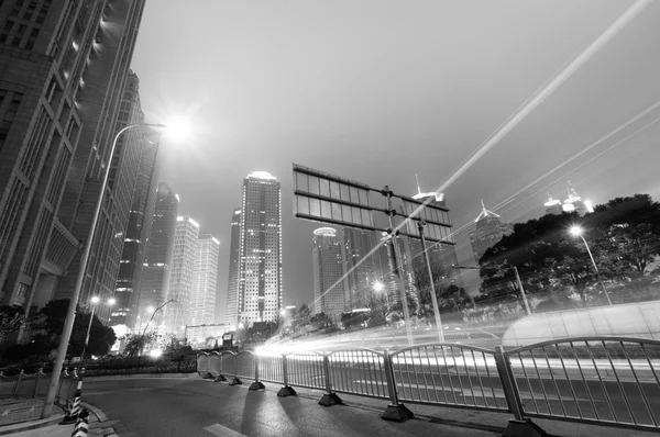 As trilhas de luz no fundo do edifício moderno em shanghai china. — Fotografia de Stock