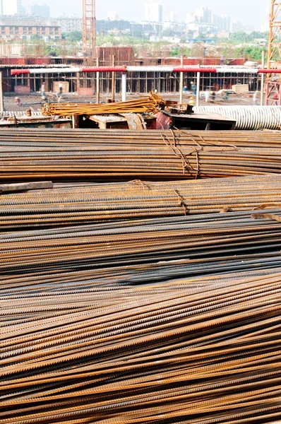 Fios de ferro sob o céu para construção — Fotografia de Stock