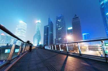 lujiazui Finans Merkezi gece görünümü