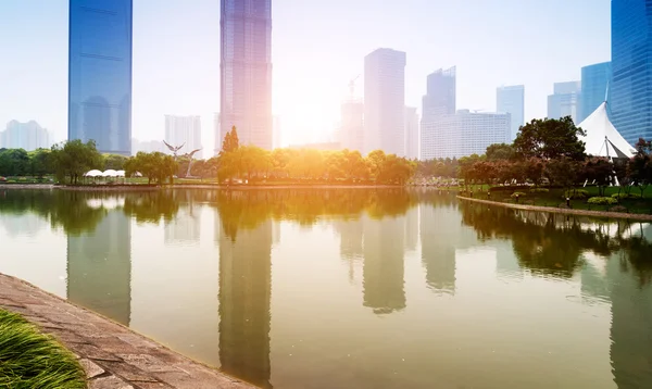 Greenbelt park in shanghai financiële centrum district — Stockfoto