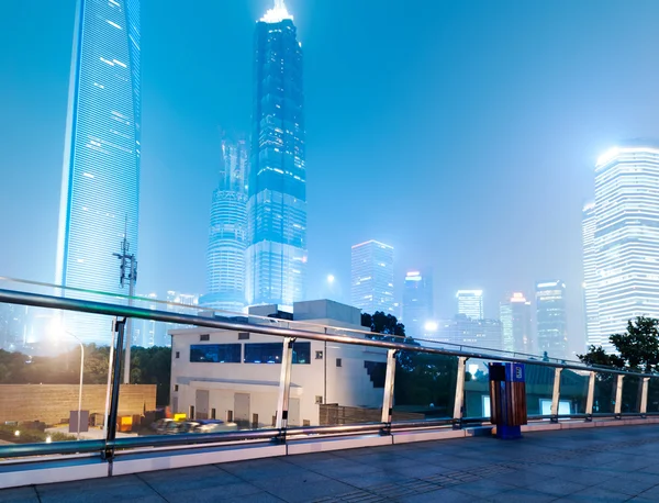 Shanghai Lujiazui Finanzas y Zona Comercial moderno fondo de noche de la ciudad — Foto de Stock