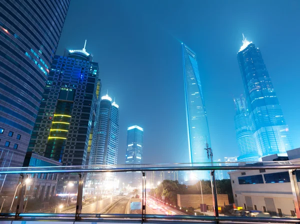 Shanghai Lujiazui Finans ve ticaret bölgesi modern şehir gece arka plan