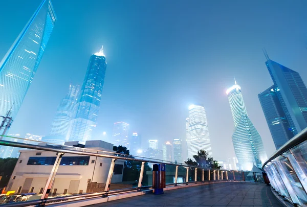 Belo horizonte de Shanghai Pudong ao anoitecer em Xangai, China — Fotografia de Stock