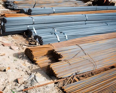 Betonu güçlendirmek için kullanılan çelik çubuklar veya çubuklar