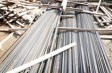 Betonu güçlendirmek için kullanılan çelik çubuklar veya çubuklar