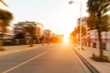 gün batımı ile şehir içinde yol