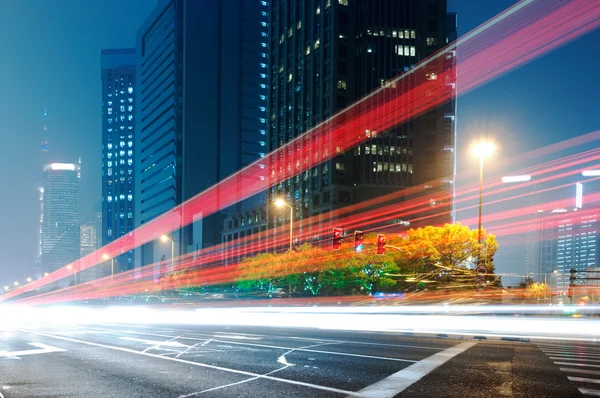 Automóvil en movimiento con luz borrosa — Foto de Stock