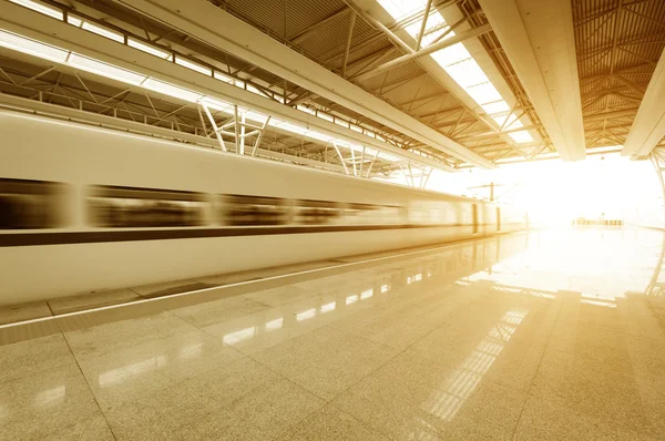 Trein stop bij station — Stockfoto