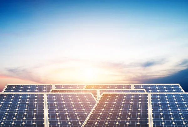 Paneles solares con cielo azul — Foto de Stock