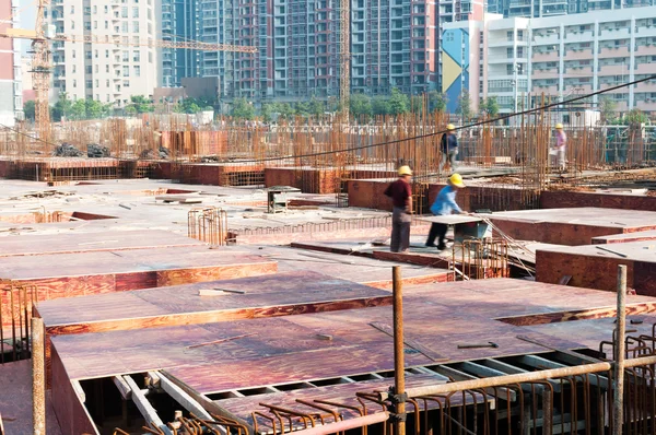 Construção em construção com trabalhadores — Fotografia de Stock