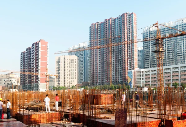 Gebäude im Bau mit Arbeitern — Stockfoto