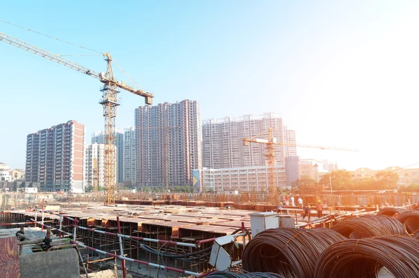 Building under construction with workers — Stock Photo, Image