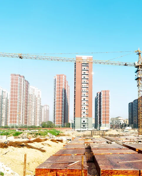 Edificio in costruzione con lavoratori — Foto Stock