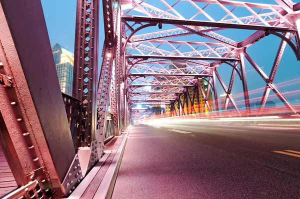 Gece trafik ışıkları Bahçe bridge içinde — Stok fotoğraf