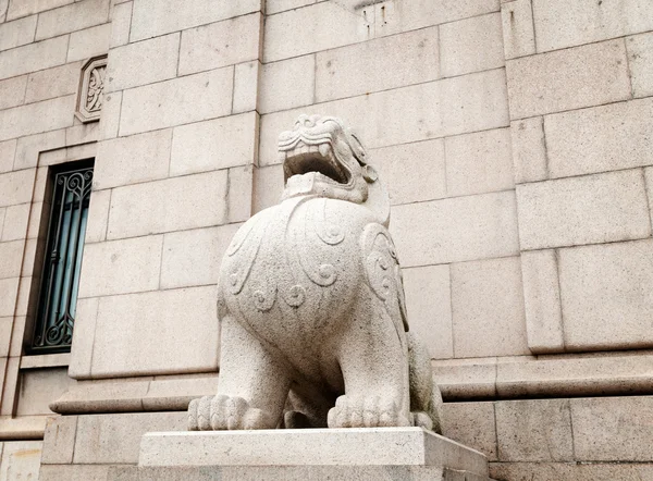 Kamenní lvi před starých budov — Stock fotografie