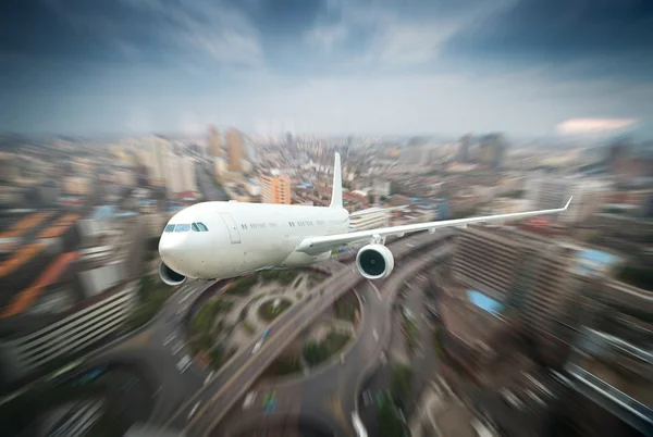 O avião longe da cidade — Fotografia de Stock