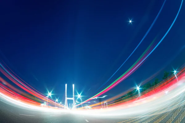 Autos beleuchten Spuren auf der modernen Brücke — Stockfoto