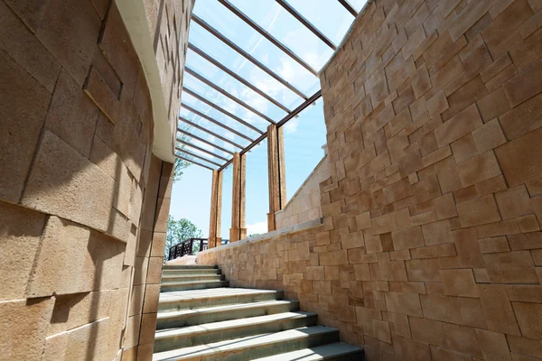 parlak gökyüzü için çıkılan merdivenler