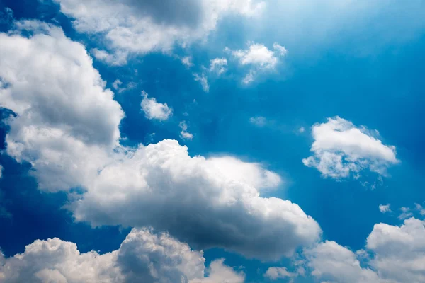 푸른 하늘 배경 과흰 구름 — 스톡 사진