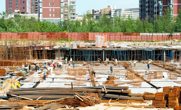 Construção em construção com trabalhadores — Fotografia de Stock