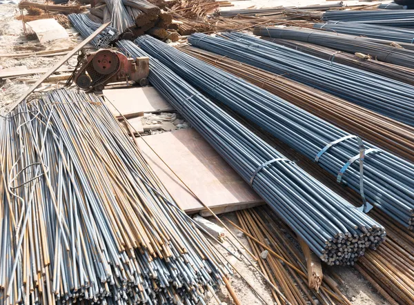 Betonu güçlendirmek için kullanılan çelik çubuklar veya çubuklar