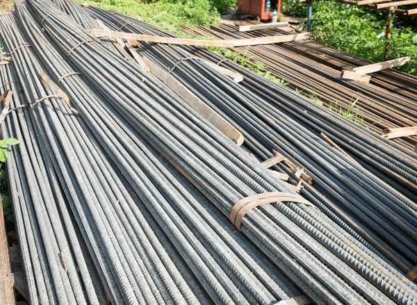Stång eller stänger av stål som används för att förstärka betong — Stockfoto