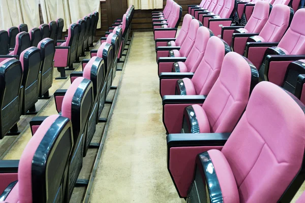 Lege zaal voor presentatie met fauteuils — Stockfoto