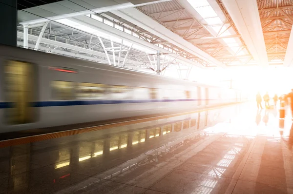 Tågstopp på järnvägsstation — Stockfoto