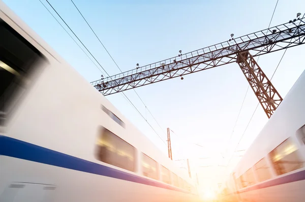 Dois trem moderno de alta velocidade com borrão de movimento — Fotografia de Stock