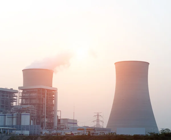 Superficie de l'usine de raffinage au crépuscule — Photo