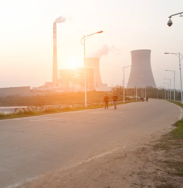 Área de refinaria no crepúsculo — Fotografia de Stock