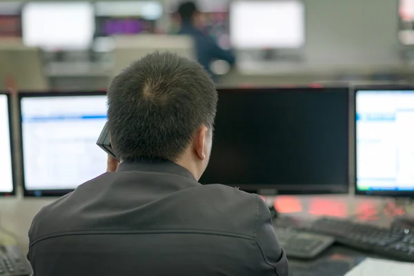 Jovem agente de call center procurando uma solução em seu computador — Fotografia de Stock