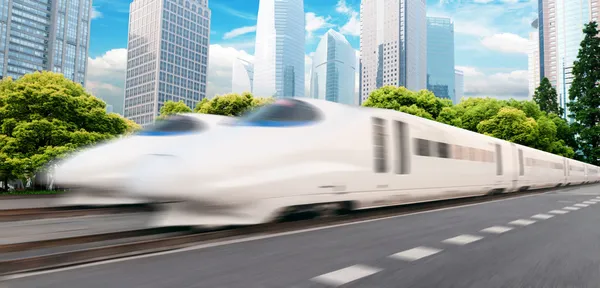 Treno ad altissima velocità passare attraverso il centro finanziario di Shanghai — Foto Stock