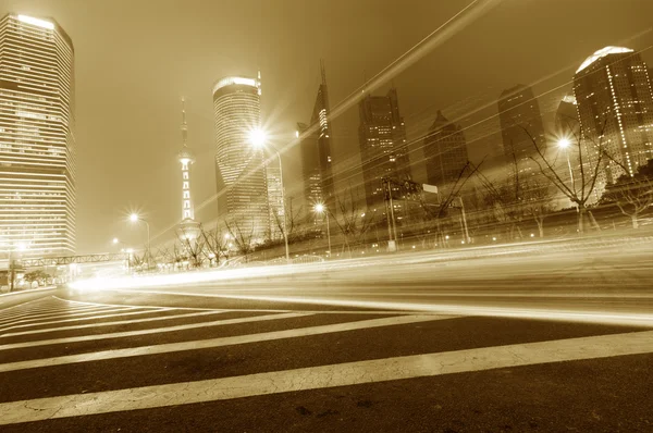 Carro em movimento com luz embaçada — Fotografia de Stock