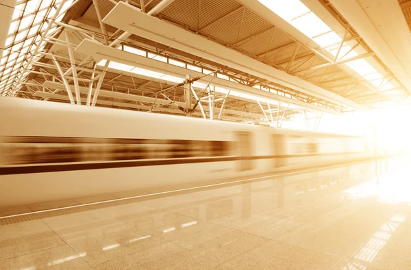 Tågstopp på järnvägsstation — Stockfoto