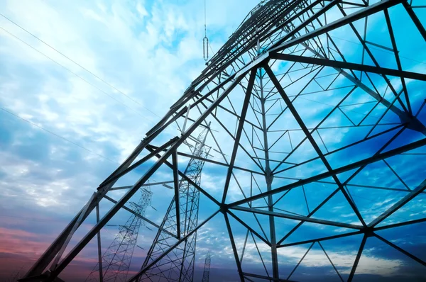 Fondo del cielo torre de alto voltaje — Foto de Stock