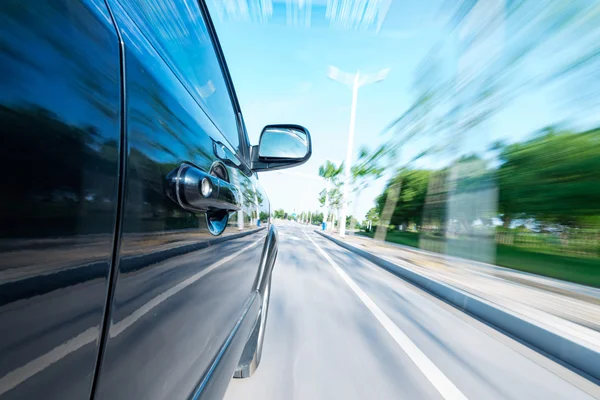 Auto na silnici s pohybem rozostření pozadí — Stock fotografie