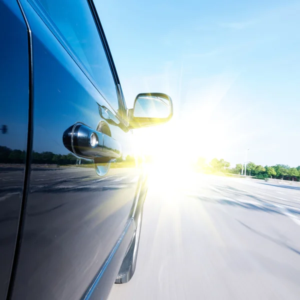 Coche en la carretera con fondo borroso movimiento — Foto de Stock