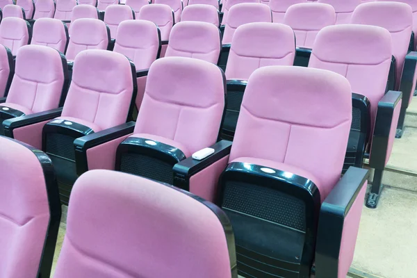 Пустой зал для презентации с креслами — стоковое фото