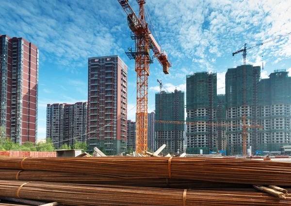 Edificio in costruzione con lavoratori — Foto Stock