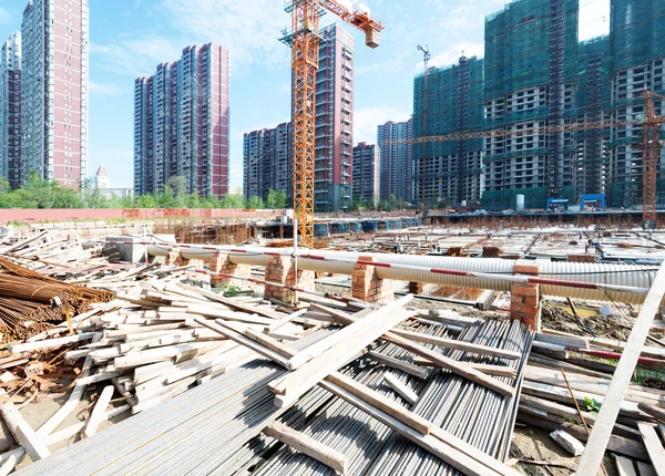 Construção em construção com trabalhadores — Fotografia de Stock
