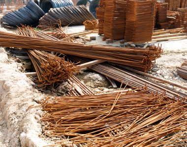 Betonu güçlendirmek için kullanılan çelik çubuklar veya çubuklar