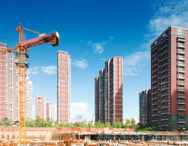 Gebäude im Bau mit Arbeitern — Stockfoto