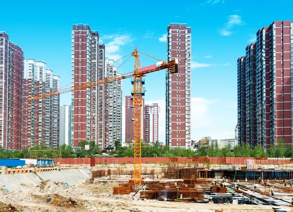 Construção em construção com trabalhadores — Fotografia de Stock