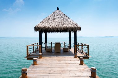 Mavi gökyüzü ile güzel Maldivlere deniz üzerinde ahşap İskelesi