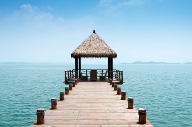Mavi gökyüzü ile güzel Maldivlere deniz üzerinde ahşap İskelesi