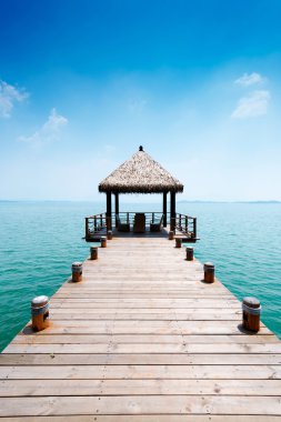 Mavi gökyüzü ile güzel Maldivlere deniz üzerinde ahşap İskelesi