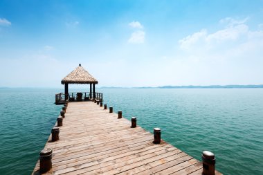 Mavi gökyüzü ile güzel Maldivlere deniz üzerinde ahşap İskelesi