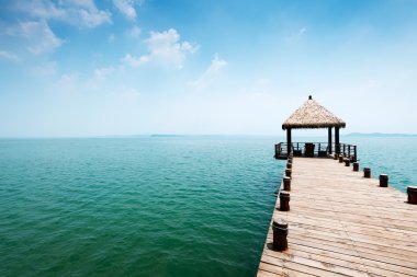 Mavi gökyüzü ile güzel Maldivlere deniz üzerinde ahşap İskelesi